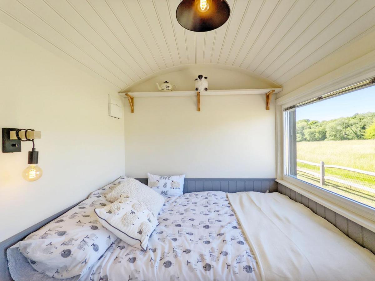 Crabden Shepherd Hut - Blendworth Villa Waterlooville Dış mekan fotoğraf