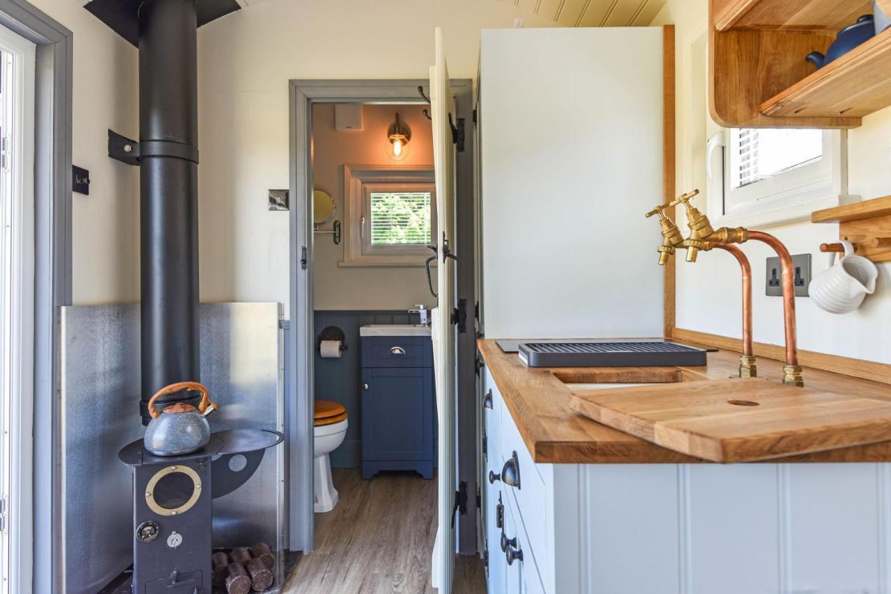 Crabden Shepherd Hut - Blendworth Villa Waterlooville Dış mekan fotoğraf