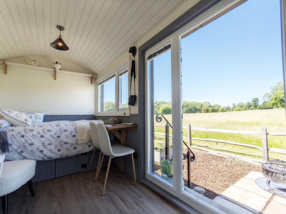 Crabden Shepherd Hut - Blendworth Villa Waterlooville Dış mekan fotoğraf